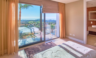 Gerenoveerde villa in moderne stijl te koop met schitterend zeezicht in een gated community in Marbella - Benahavis 48383 