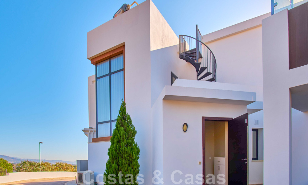 Gerenoveerde villa in moderne stijl te koop met schitterend zeezicht in een gated community in Marbella - Benahavis 48390