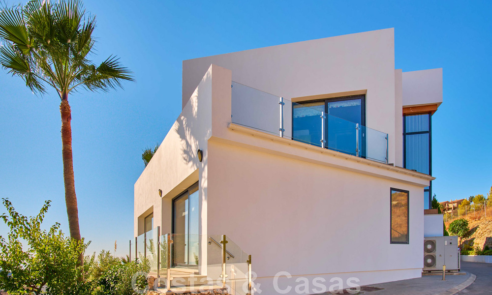 Gerenoveerde villa in moderne stijl te koop met schitterend zeezicht in een gated community in Marbella - Benahavis 48391