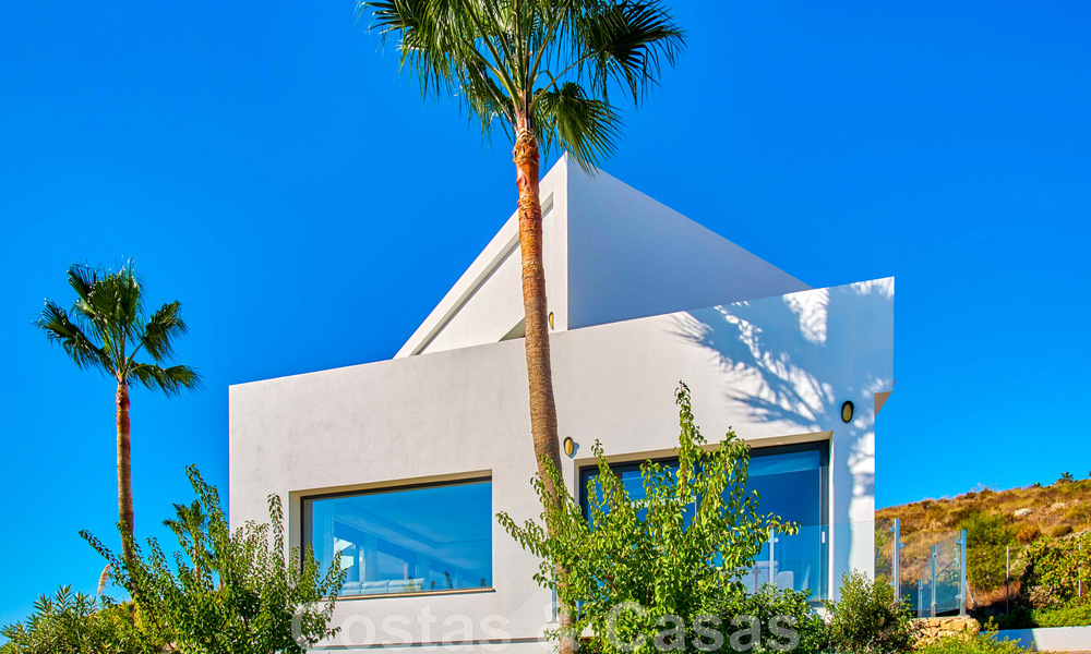 Gerenoveerde villa in moderne stijl te koop met schitterend zeezicht in een gated community in Marbella - Benahavis 48392