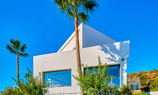 Gerenoveerde villa in moderne stijl te koop met schitterend zeezicht in een gated community in Marbella - Benahavis 48392 