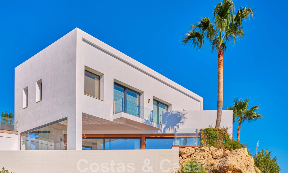 Gerenoveerde villa in moderne stijl te koop met schitterend zeezicht in een gated community in Marbella - Benahavis 48394