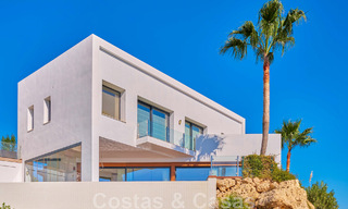 Gerenoveerde villa in moderne stijl te koop met schitterend zeezicht in een gated community in Marbella - Benahavis 48394 