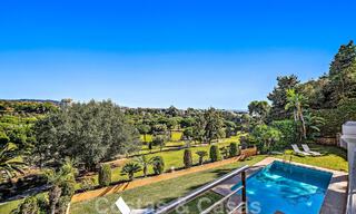 Andalusische luxevilla te koop grenzend aan de golfbaan, met zeezicht, in een zeer gewilde locatie in Oost Marbella 48322 