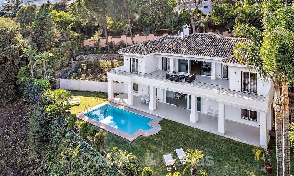 Andalusische luxevilla te koop grenzend aan de golfbaan, met zeezicht, in een zeer gewilde locatie in Oost Marbella 48333
