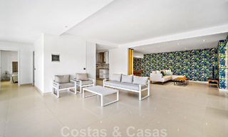 Andalusische luxevilla te koop grenzend aan de golfbaan, met zeezicht, in een zeer gewilde locatie in Oost Marbella 48335 