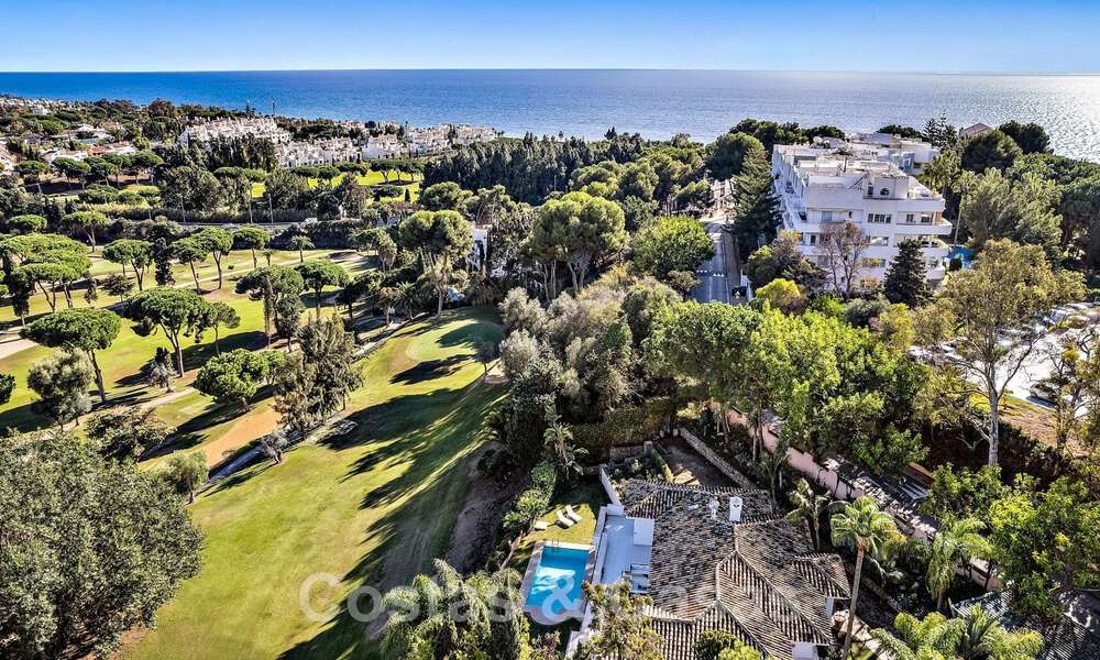 Andalusische luxevilla te koop grenzend aan de golfbaan, met zeezicht, in een zeer gewilde locatie in Oost Marbella 48336