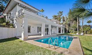 Andalusische luxevilla te koop grenzend aan de golfbaan, met zeezicht, in een zeer gewilde locatie in Oost Marbella 48340 