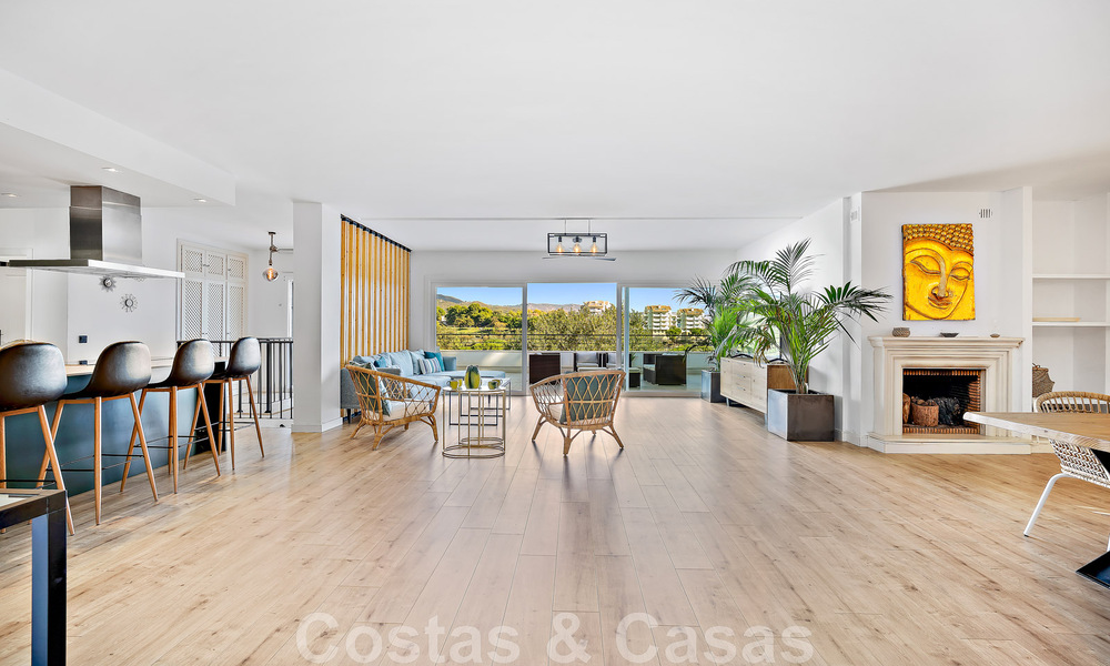 Andalusische luxevilla te koop grenzend aan de golfbaan, met zeezicht, in een zeer gewilde locatie in Oost Marbella 48342