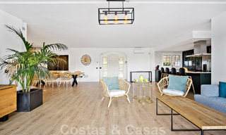 Andalusische luxevilla te koop grenzend aan de golfbaan, met zeezicht, in een zeer gewilde locatie in Oost Marbella 48346 
