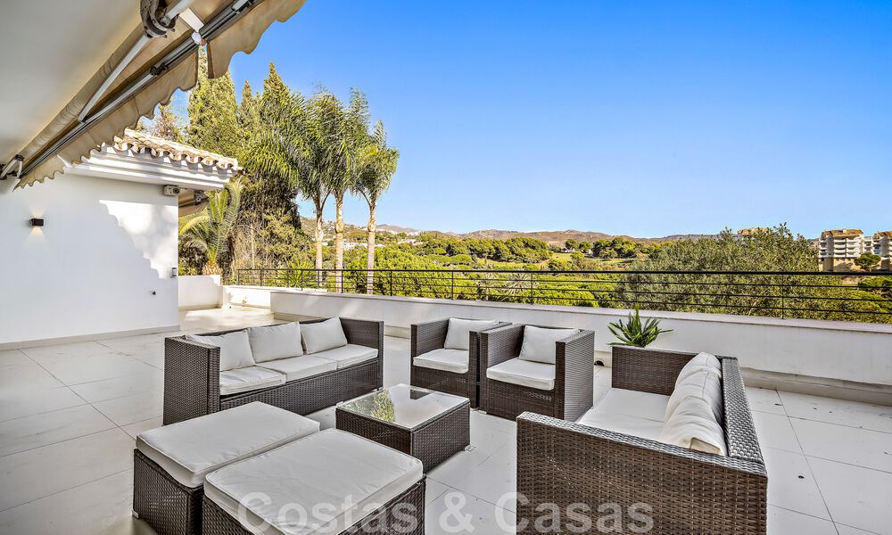 Andalusische luxevilla te koop grenzend aan de golfbaan, met zeezicht, in een zeer gewilde locatie in Oost Marbella 48347