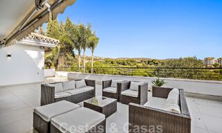 Andalusische luxevilla te koop grenzend aan de golfbaan, met zeezicht, in een zeer gewilde locatie in Oost Marbella 48347 