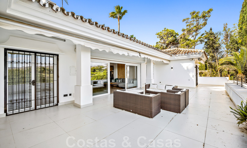 Andalusische luxevilla te koop grenzend aan de golfbaan, met zeezicht, in een zeer gewilde locatie in Oost Marbella 48348