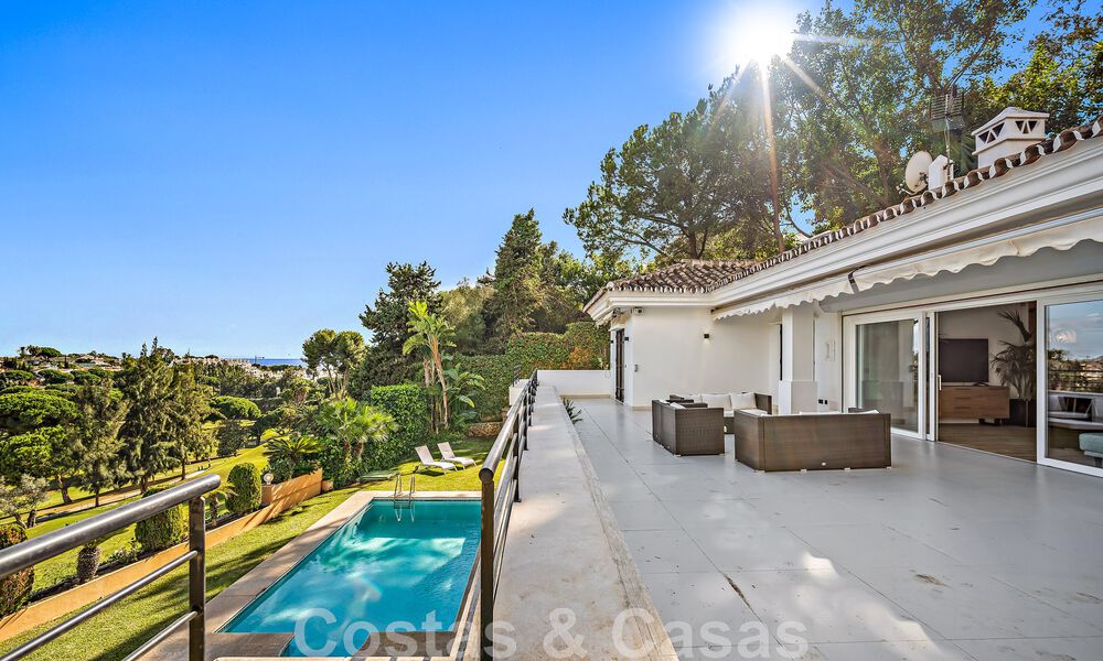 Andalusische luxevilla te koop grenzend aan de golfbaan, met zeezicht, in een zeer gewilde locatie in Oost Marbella 48349