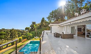 Andalusische luxevilla te koop grenzend aan de golfbaan, met zeezicht, in een zeer gewilde locatie in Oost Marbella 48349 