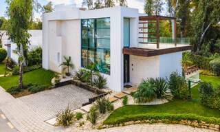 Vrijstaande boutique villa te koop, omgeven door groen, in een private gated community op de New Golden Mile tussen Marbella en Estepona 47816 