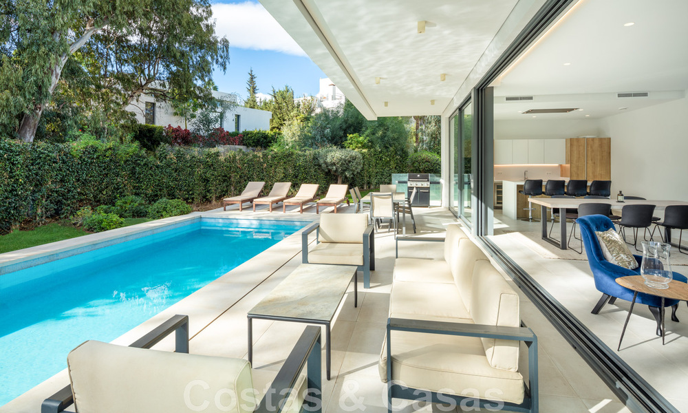 Vrijstaande boutique villa te koop, omgeven door groen, in een private gated community op de New Golden Mile tussen Marbella en Estepona 47831