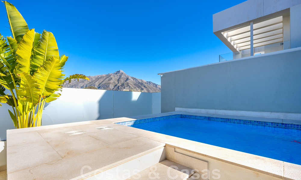 Instapklaar, modern penthouse te koop met open zeezicht in een modern complex in Nueva Andalucia, Marbella 47882