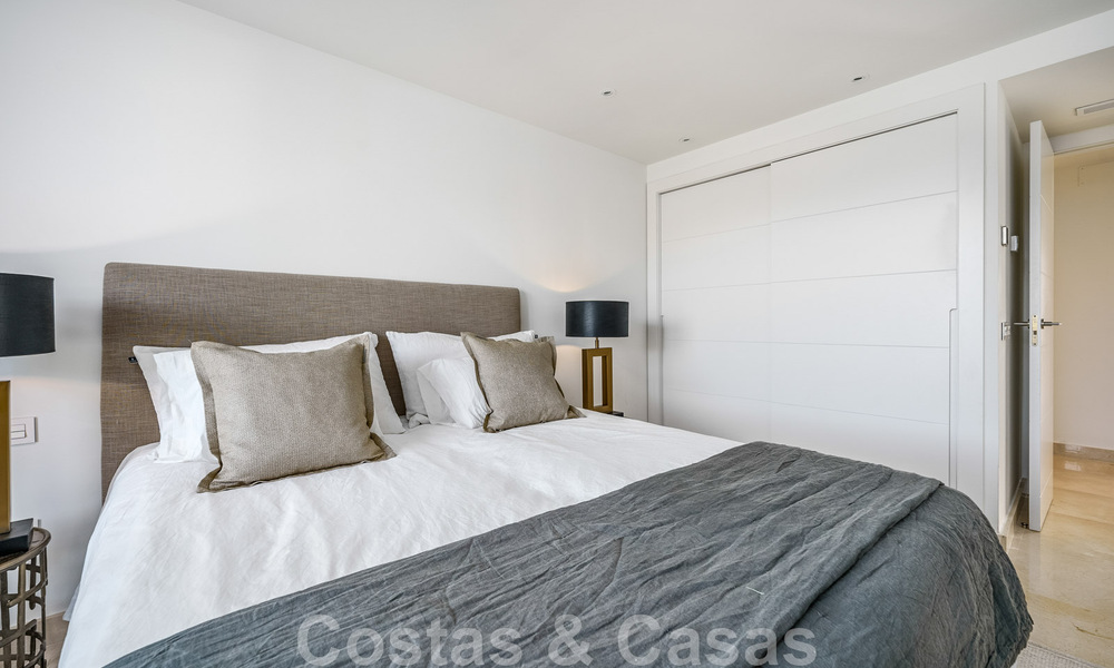 Instapklaar, modern penthouse te koop met open zeezicht in een modern complex in Nueva Andalucia, Marbella 47884