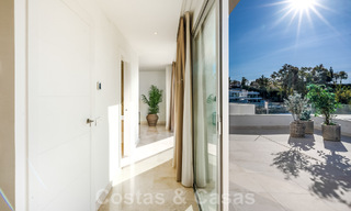 Instapklaar, modern penthouse te koop met open zeezicht in een modern complex in Nueva Andalucia, Marbella 47887 