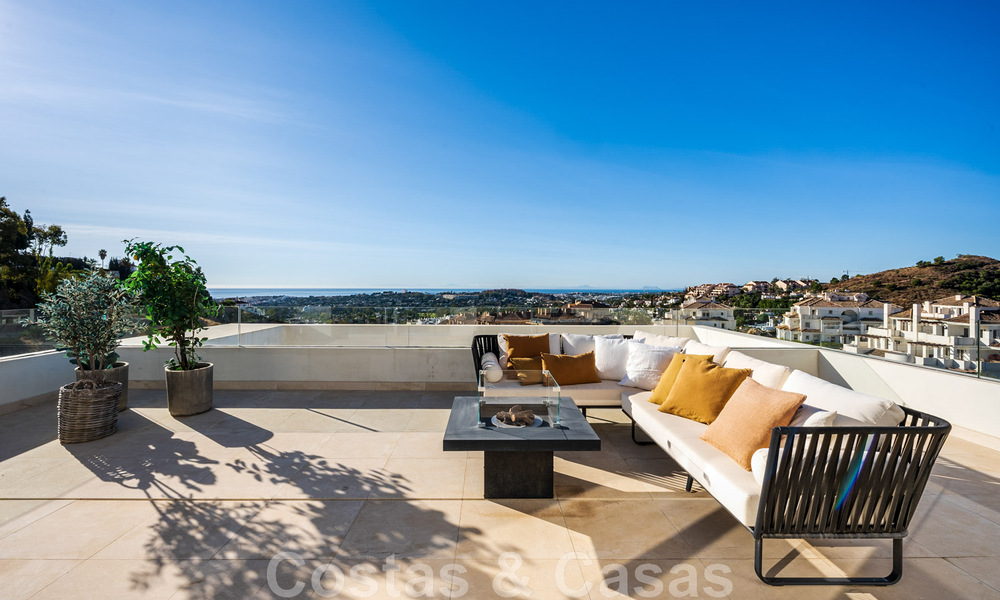 Instapklaar, modern penthouse te koop met open zeezicht in een modern complex in Nueva Andalucia, Marbella 47890