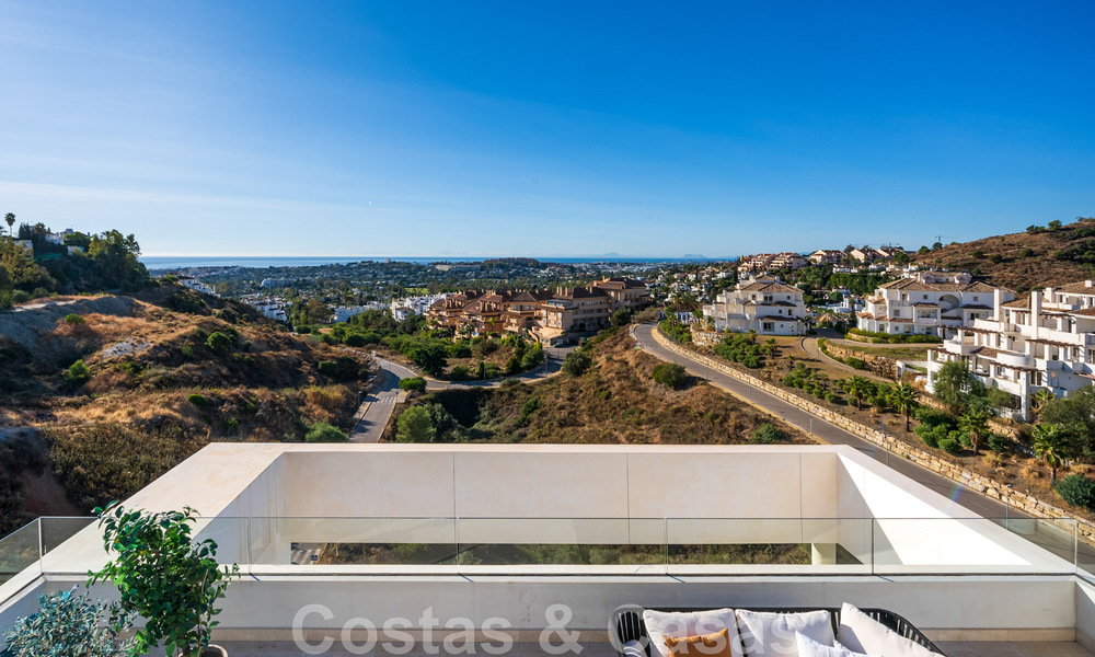 Instapklaar, modern penthouse te koop met open zeezicht in een modern complex in Nueva Andalucia, Marbella 47891