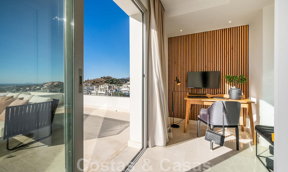 Instapklaar, modern penthouse te koop met open zeezicht in een modern complex in Nueva Andalucia, Marbella 47892