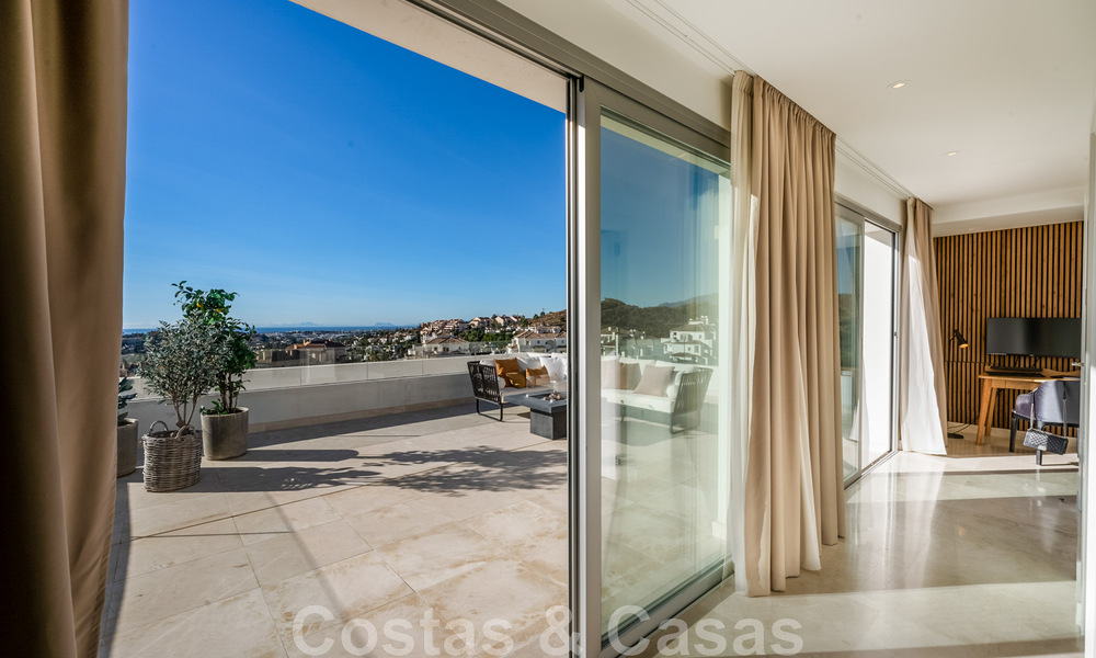 Instapklaar, modern penthouse te koop met open zeezicht in een modern complex in Nueva Andalucia, Marbella 47893
