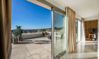 Instapklaar, modern penthouse te koop met open zeezicht in een modern complex in Nueva Andalucia, Marbella 47893 