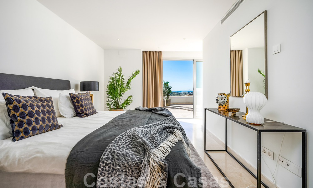Instapklaar, modern penthouse te koop met open zeezicht in een modern complex in Nueva Andalucia, Marbella 47894