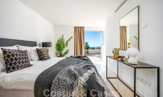 Instapklaar, modern penthouse te koop met open zeezicht in een modern complex in Nueva Andalucia, Marbella 47894 