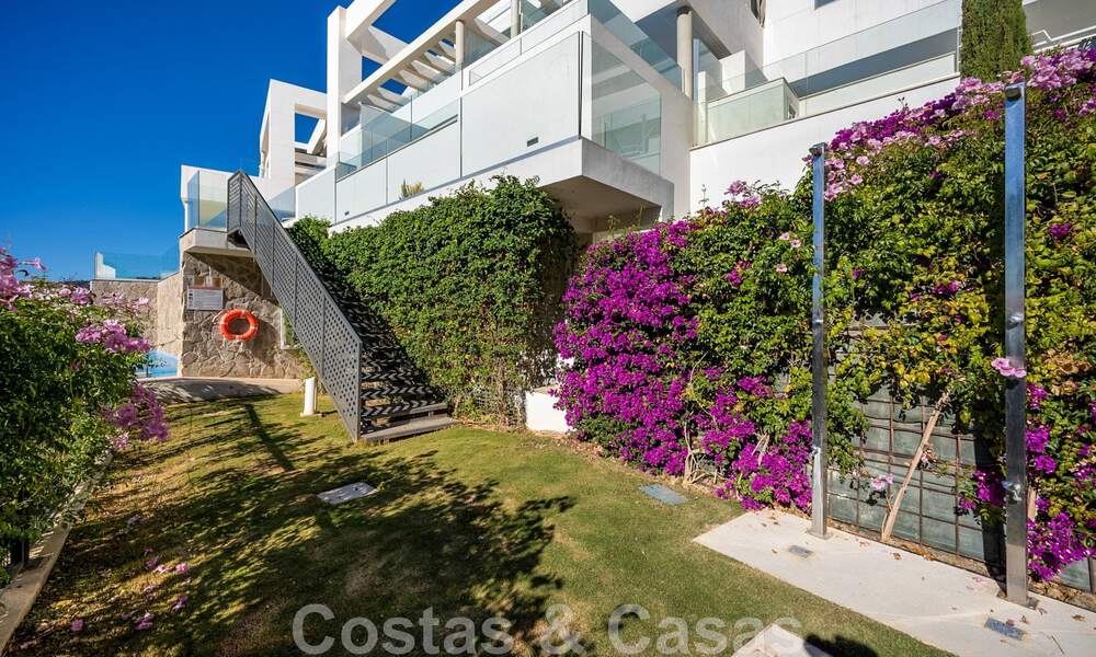 Instapklaar, modern penthouse te koop met open zeezicht in een modern complex in Nueva Andalucia, Marbella 47899