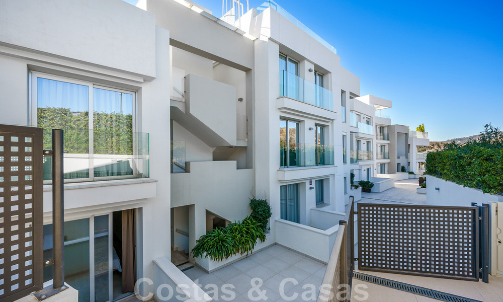 Instapklaar, modern penthouse te koop met open zeezicht in een modern complex in Nueva Andalucia, Marbella 47900