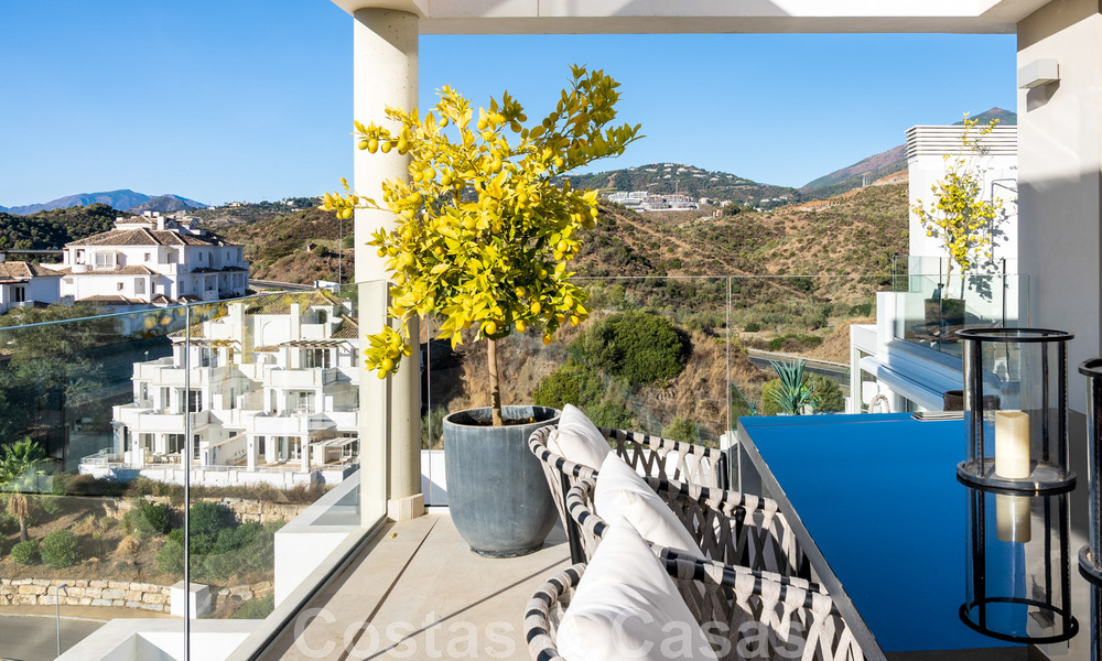Instapklaar, modern penthouse te koop met open zeezicht in een modern complex in Nueva Andalucia, Marbella 47907