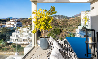 Instapklaar, modern penthouse te koop met open zeezicht in een modern complex in Nueva Andalucia, Marbella 47907 