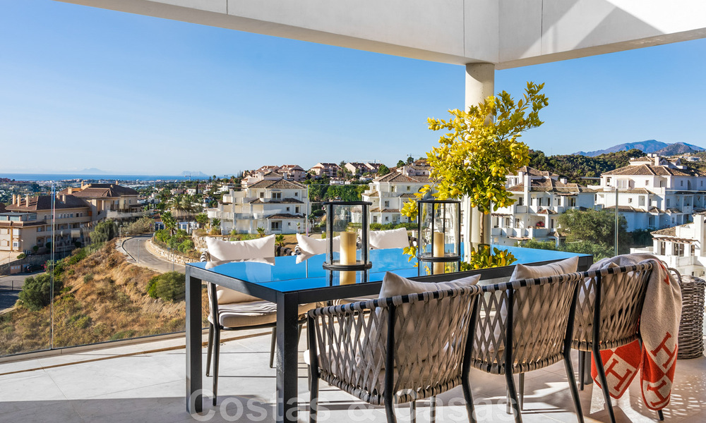 Instapklaar, modern penthouse te koop met open zeezicht in een modern complex in Nueva Andalucia, Marbella 47908