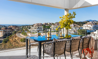 Instapklaar, modern penthouse te koop met open zeezicht in een modern complex in Nueva Andalucia, Marbella 47908 