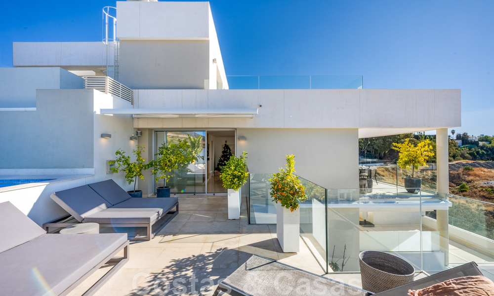 Instapklaar, modern penthouse te koop met open zeezicht in een modern complex in Nueva Andalucia, Marbella 47910