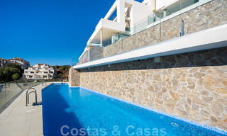 Instapklaar, modern penthouse te koop met open zeezicht in een modern complex in Nueva Andalucia, Marbella 47912 