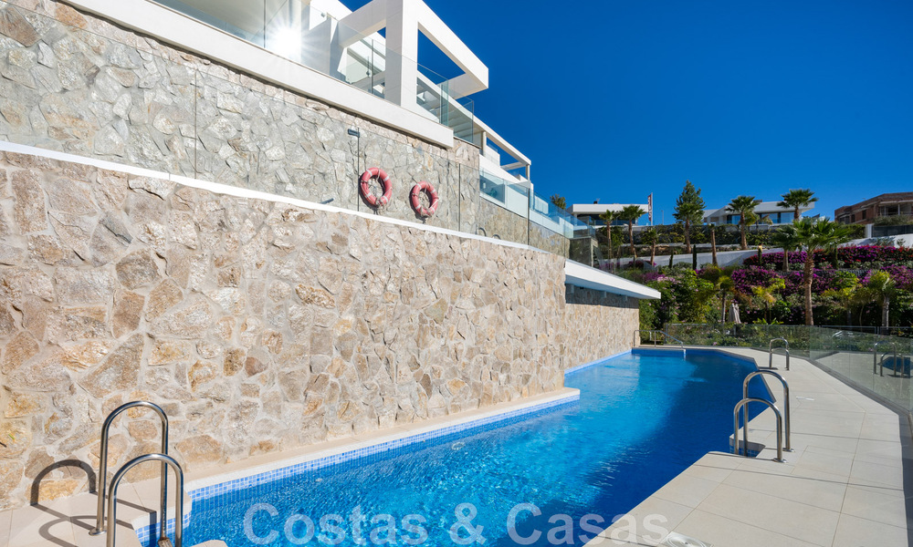 Instapklaar, modern penthouse te koop met open zeezicht in een modern complex in Nueva Andalucia, Marbella 47913