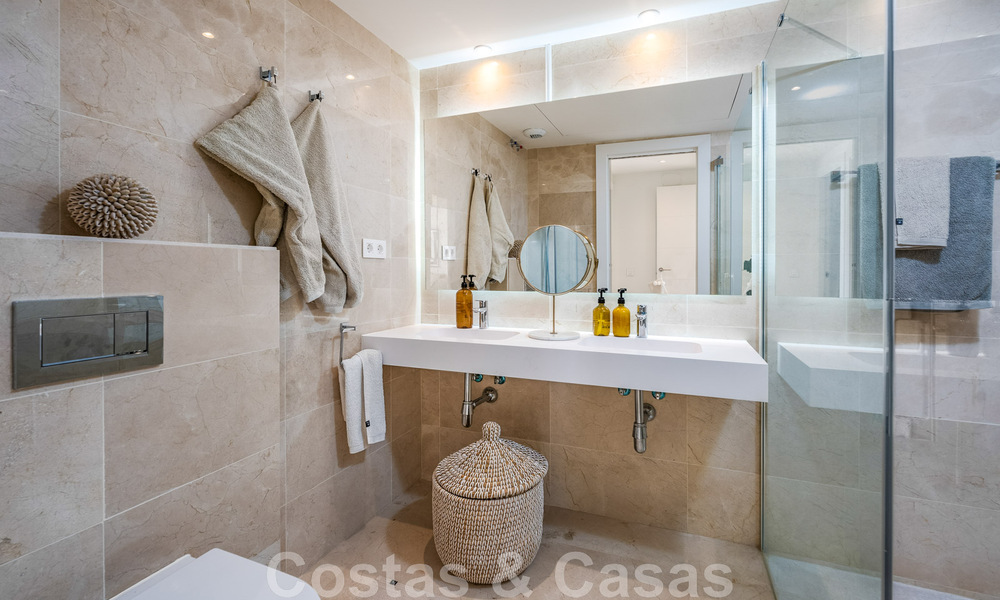 Instapklaar, modern penthouse te koop met open zeezicht in een modern complex in Nueva Andalucia, Marbella 47917