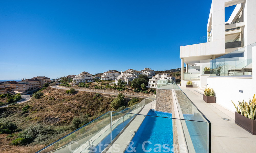 Instapklaar, modern penthouse te koop met open zeezicht in een modern complex in Nueva Andalucia, Marbella 47919