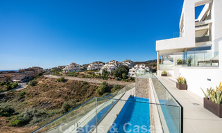 Instapklaar, modern penthouse te koop met open zeezicht in een modern complex in Nueva Andalucia, Marbella 47919 