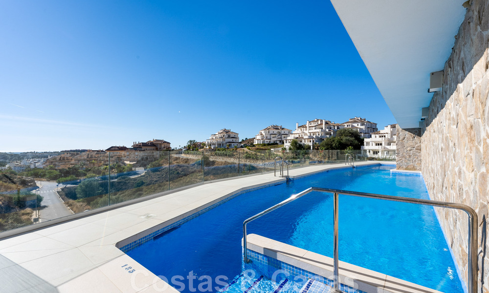 Instapklaar, modern penthouse te koop met open zeezicht in een modern complex in Nueva Andalucia, Marbella 47920