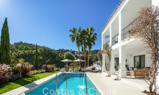 Voortreffelijke luxevilla te koop in een Mediterrane stijl met een eigentijds design op een verhoogde positie in El Madroñal, Benahavis - Marbella 48117 