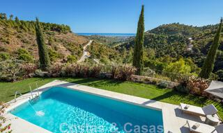 Voortreffelijke luxevilla te koop in een Mediterrane stijl met een eigentijds design op een verhoogde positie in El Madroñal, Benahavis - Marbella 48120 