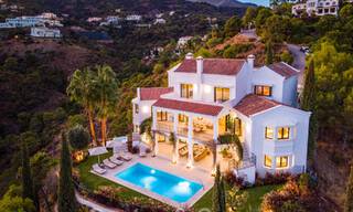 Voortreffelijke luxevilla te koop in een Mediterrane stijl met een eigentijds design op een verhoogde positie in El Madroñal, Benahavis - Marbella 48131 