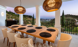 Voortreffelijke luxevilla te koop in een Mediterrane stijl met een eigentijds design op een verhoogde positie in El Madroñal, Benahavis - Marbella 48133 