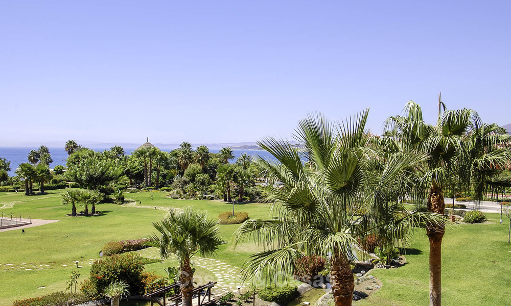 Gerenoveerd luxe appartement te koop in een exclusief strandcomplex met permanente bewaking, op de New Golden Mile tussen Marbella en Estepona 48649