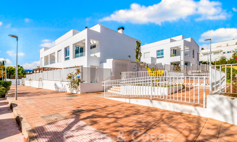 Nieuwe eigentijdse, rijwoning te koop op loopafstand van Puerto Banus en het strand in een omheind complex in Nueva Andalucia, Marbella 48659